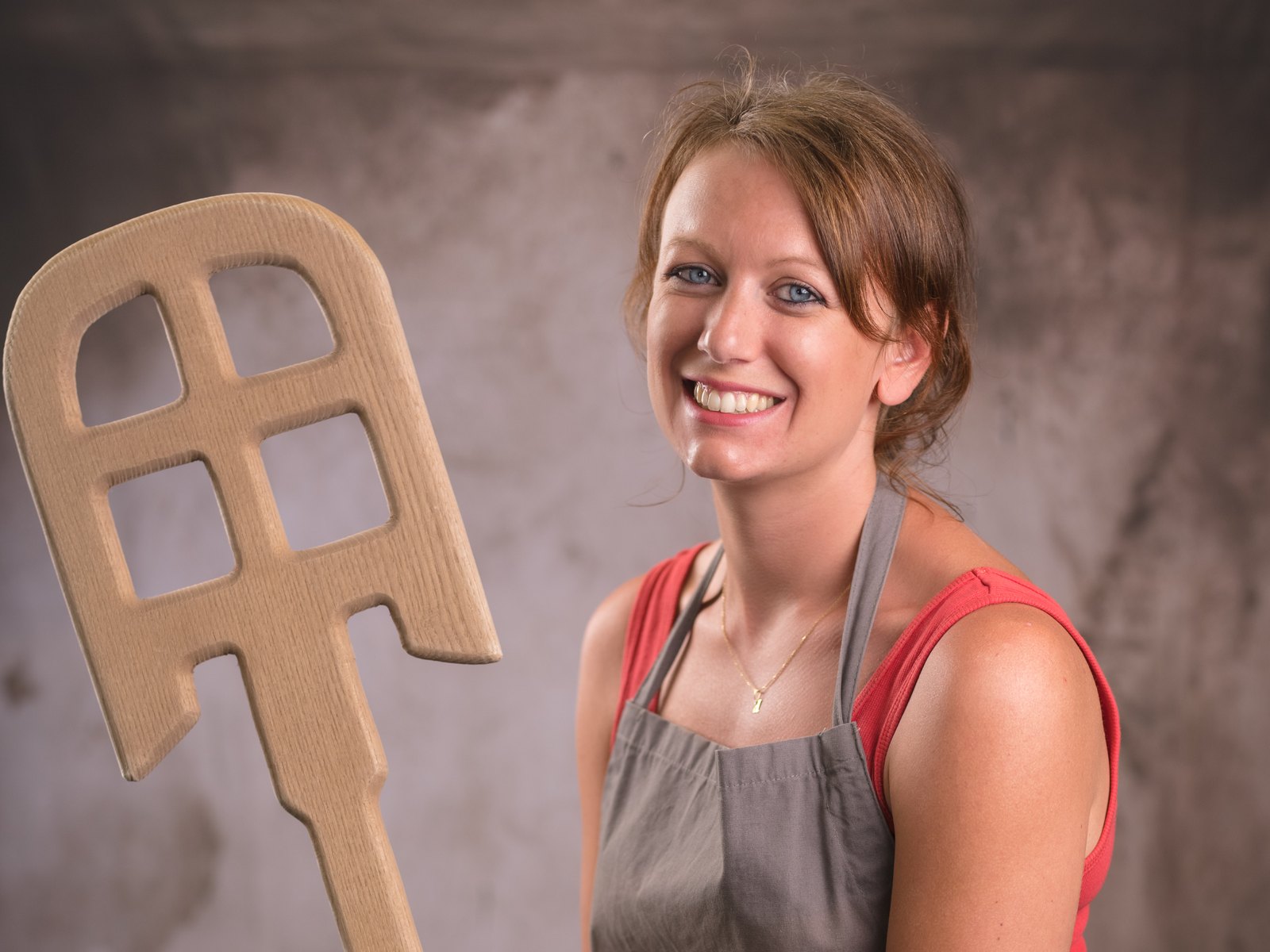 Harmonie, brasseuse de la Brasserie La Voisine, avec un fourquet en bois